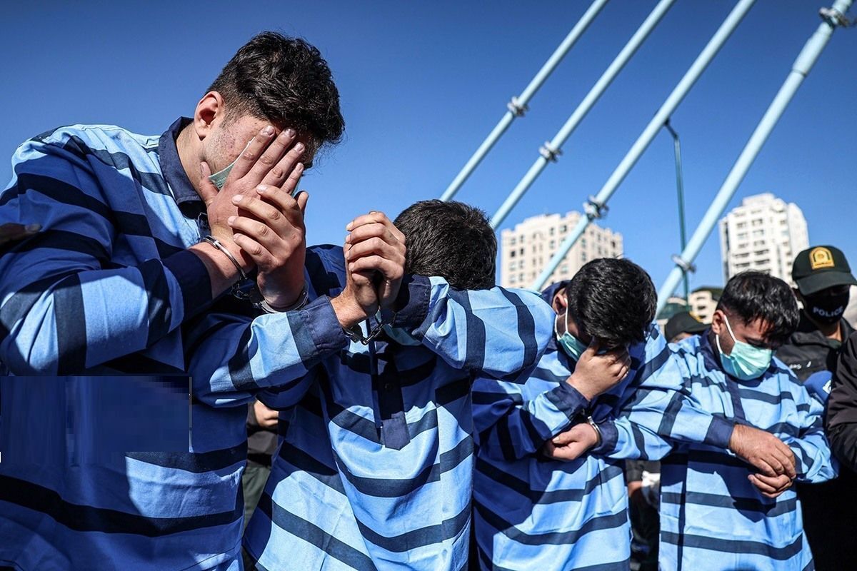 گروهی از اوباش بامداد دیروز با حمله به خانه‌ها و خودروهای مردم در نسیم‌شهر رعب و وحشت ایجاد کردند و اهالی خواستار ورود فوری دستگاه‌های امنیتی و قضایی شدند.