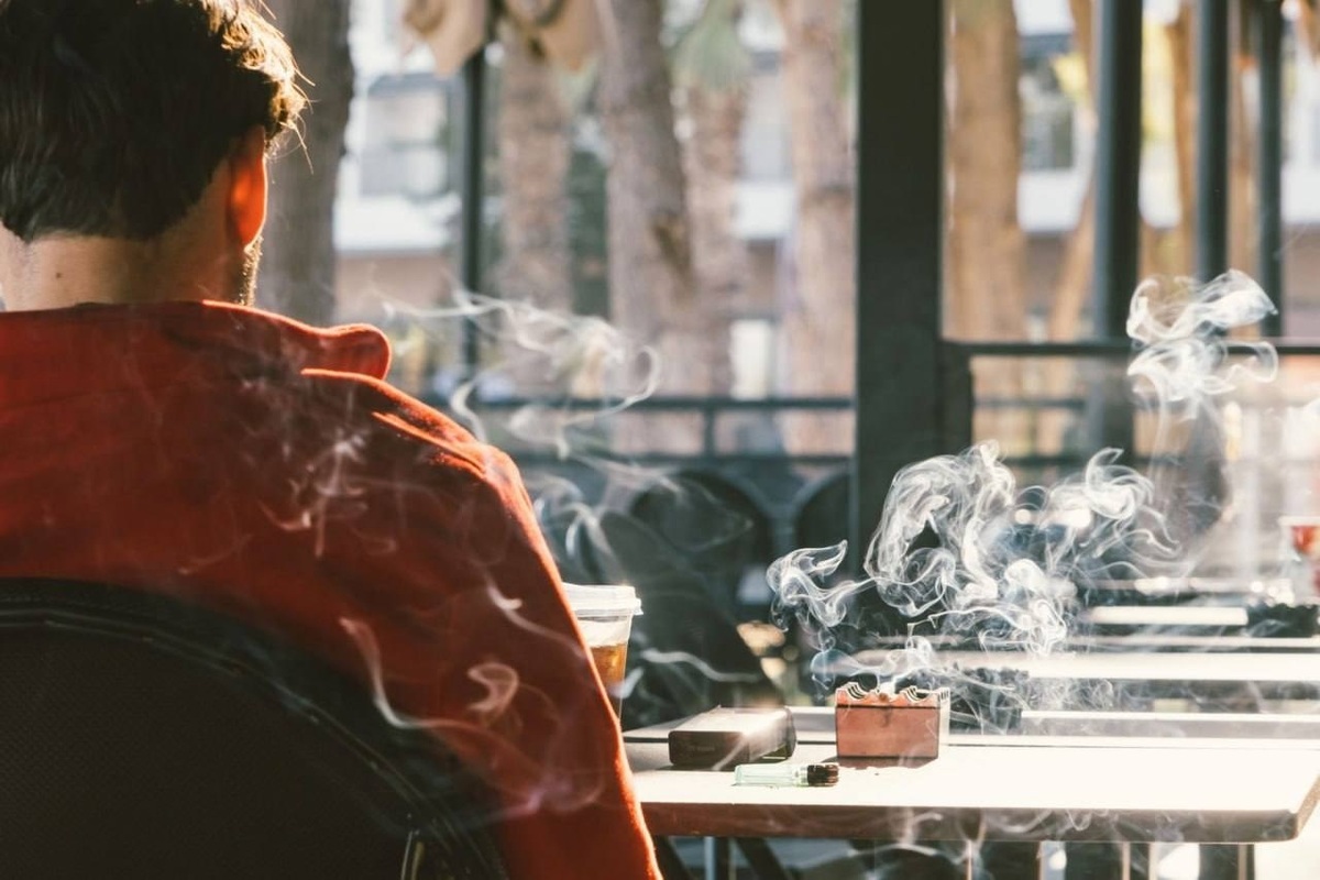 سلبریتی‌هایی مثل سابرینا کارپنتر، چارلی ایکس‌سی‌ایکس، گوئینت پالترو و دوآ لیپا با سیگار در عکس‌ها و مناسبت‌ها دیده می‌شوند.