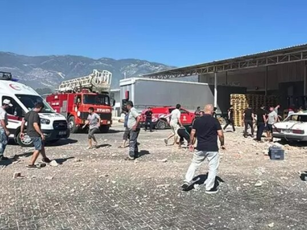 شهردار دمره واقع در استان آنتالیا در ترکیه اعلام کرد که بر اثر وقوع انفجار در یک بازار عمده فروشی، ۳ نفر زخمی و یک تن نیز کشته شده است.