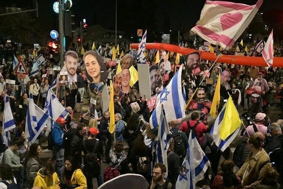 رسانه‌های رژیم صهیونیستی از برگزاری تظاهرات اعتراضی مقابل منزل نخست‌وزیر این رژیم در قدس اشغالی با مطالبه پایان دادن به جنگ غزه و بازگرداندن اسرای اسرائیلی خبر دادند.