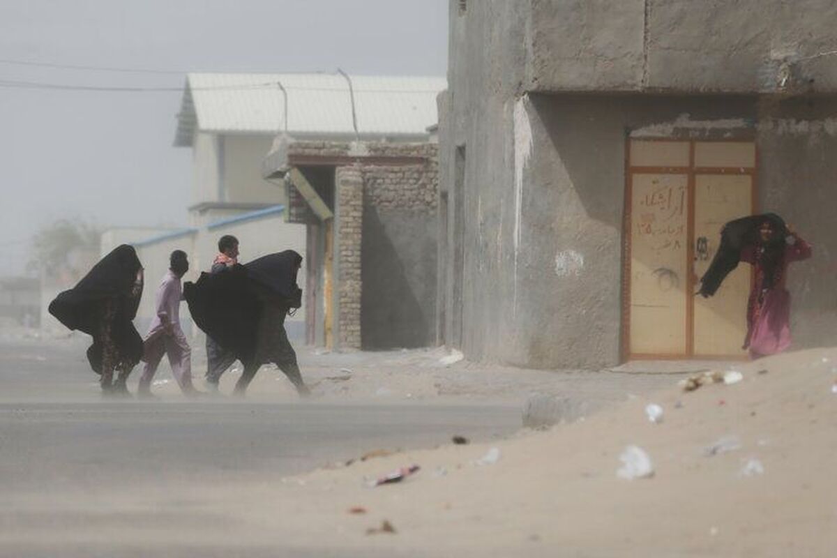 مدیرکل مدیریت بحران استانداری سیستان و بلوچستان گفت: مدارس مقاطع ابتدایی و متوسطه اول پنج شهرستان منطقه سیستان در شمال استان روز سه‌شنبه (اول مهر) به‌دلیل طوفان گرد و خاک و کاهش محسوس میدان دید تعطیل خواهد بود.