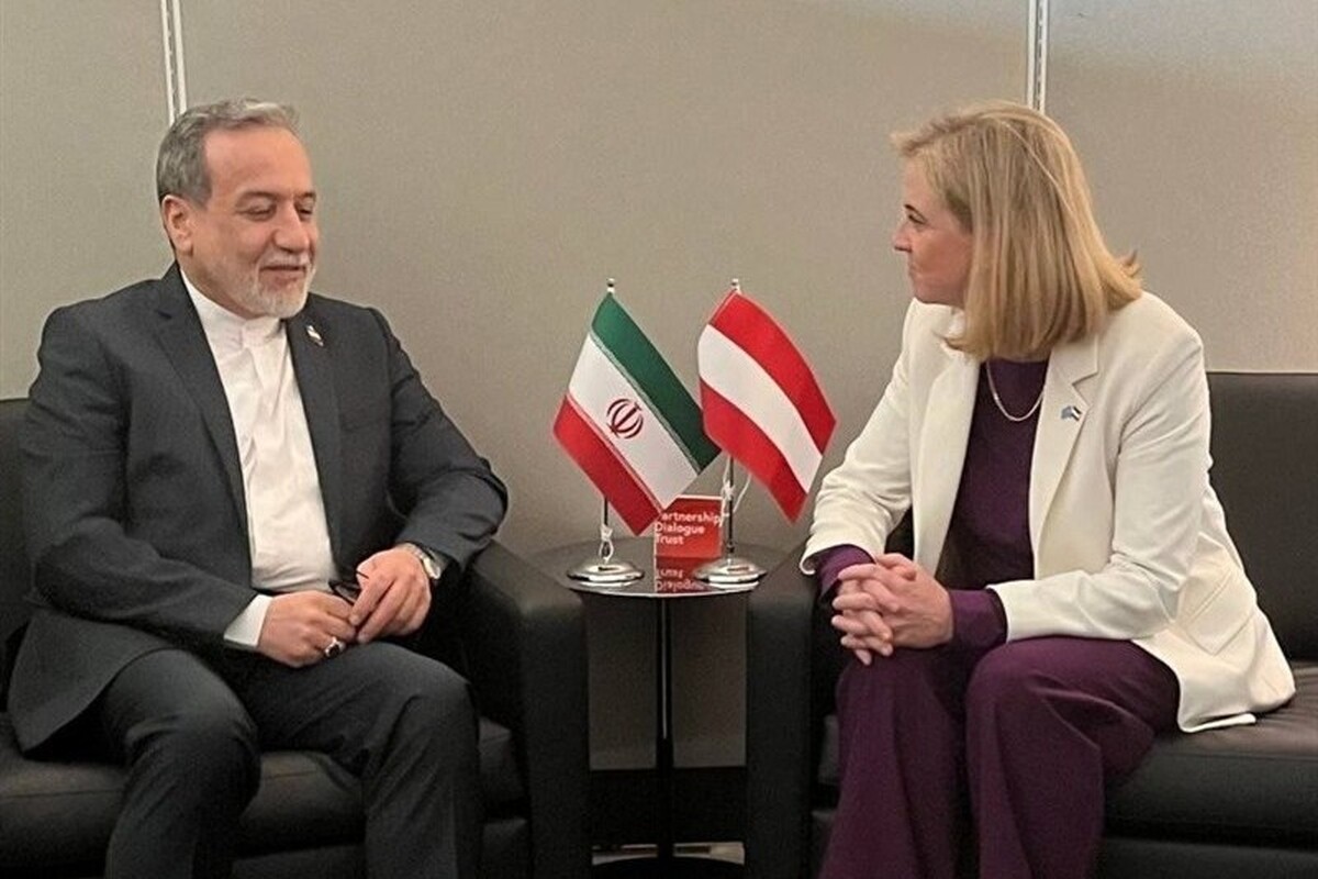 وزیر امور خارجه کشورمان که برای شرکت در نشست سالانه مجمع عمومی سازمان ملل به نیویورک سفر کرده است، امروز دوشنبه با خانم بیت مینل رایسینگر وزیر امور خارجه اتریش دیدار و گفتگو کرد.