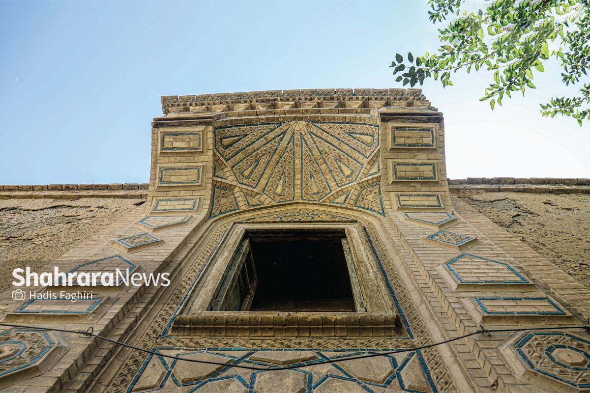 هر بار پس از نابودی یک خانه تاریخی در مشهد، مالک ماند و جمعی خبرنگار و دست‌های خالی شان. ما بسیار گفتیم، ولی همچنان به قول حضرت حافظ منتظریم تا مگر یک روز «دستی از غیب برون آید و کاری بکند».