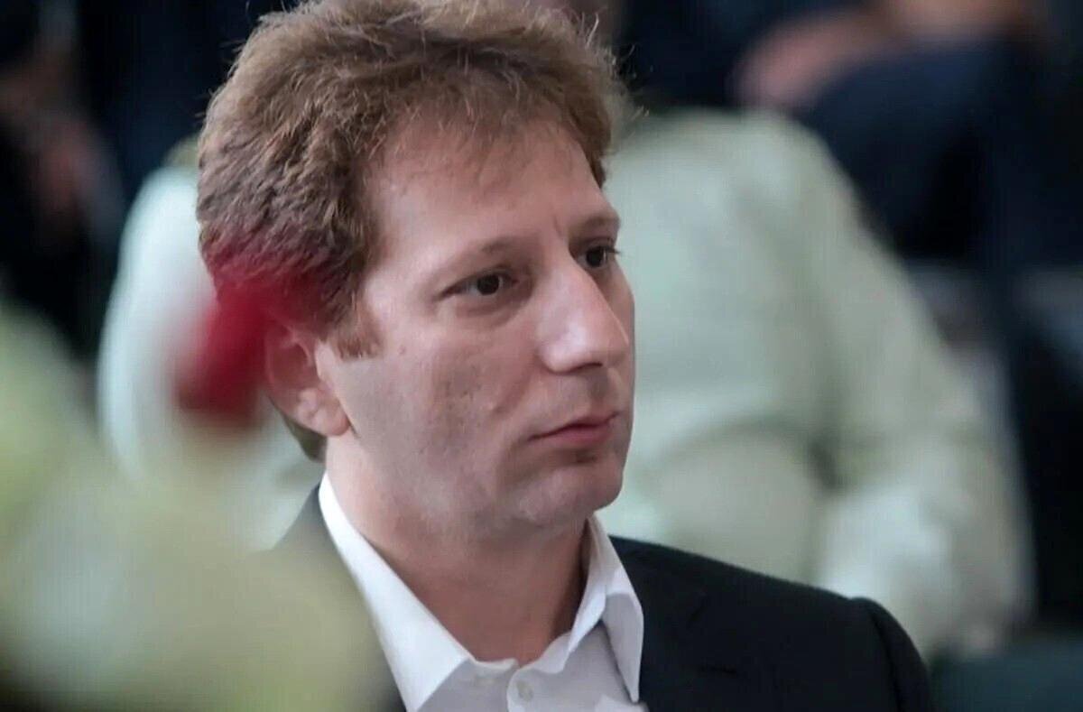 بابک زنجانی گفت: واردات طلا طبق قانون آزاد است و نمی‌توانند جلوی من را بگیرند. بانک مرکزی سکه را ۳۰ درصد گرانتر می‌فروشد.