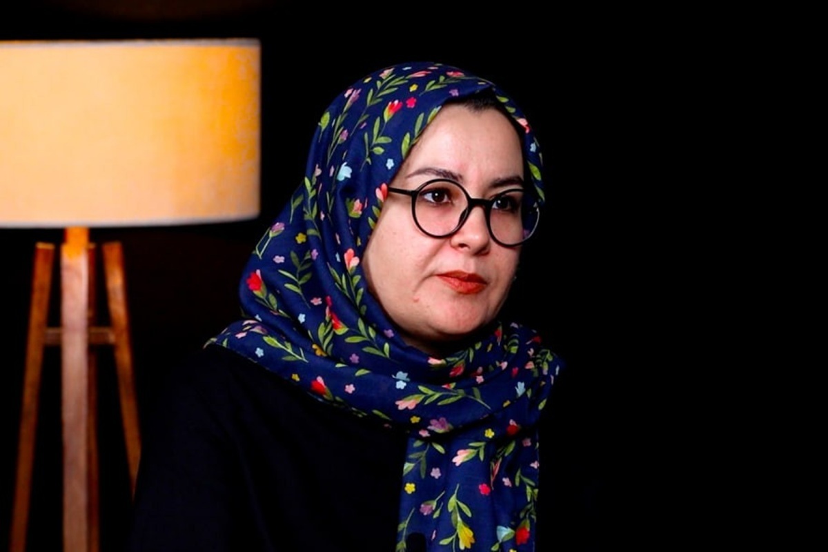 برای مکرمه شوشتری، نوشتن نه یک انتخاب ادبی، که راهی برای فهمیدن و زیستن بوده است. از علاقه به سینما و تئاتر تا تجربه‌ی کار در نشریات کودک و نوجوان، هر مسیر او را بیشتر به سمت روایت شخصی کشاند؛ روایتی که مرز باریکی میان ادبیات داستانی و واقعیت می‌سازد. در این گفت‌وگو از جستار و ادبیات مستند گفتیم، از اهمیت مسئولیت در نوشتن، و از اینکه چرا واژه‌ها اگر بدون شناخت به کار بروند، بیشتر غبار می‌آفرینند تا روشنایی.