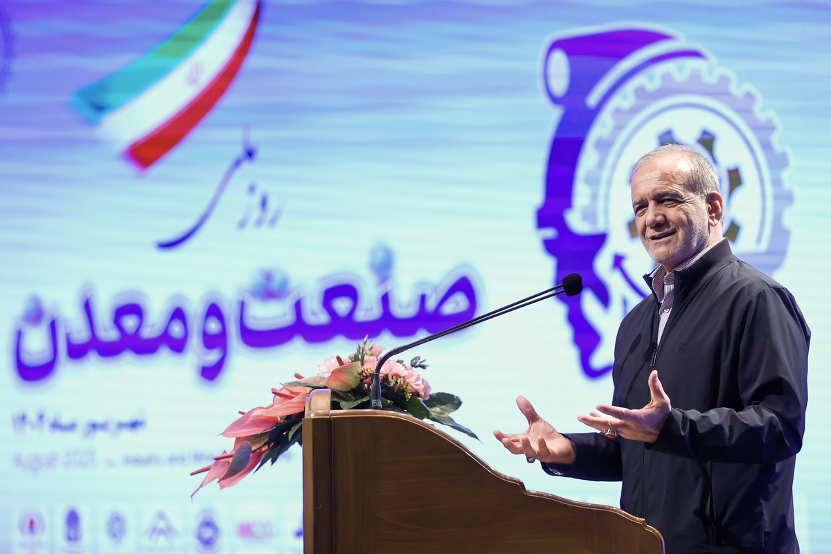 رئیس‌جمهوری گفت: با دستور و نوشتن نسخه نمی‌توان مشکل آب در کشور را حل کرد،‌ باید مجموعه فعال در این حوزه به صورت تخصصی تلاش کنند.