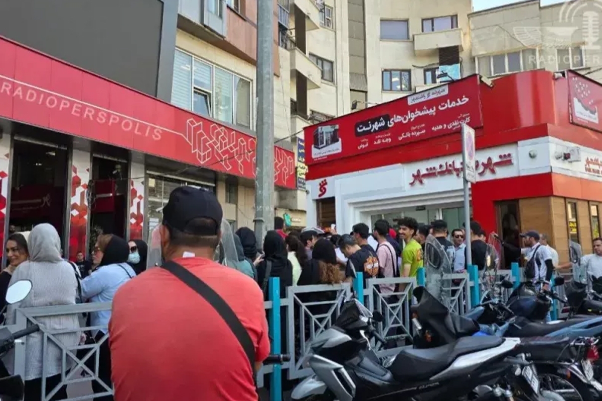 تجمع دوباره هوادارن پرسپولیس مقابل بانک شهر