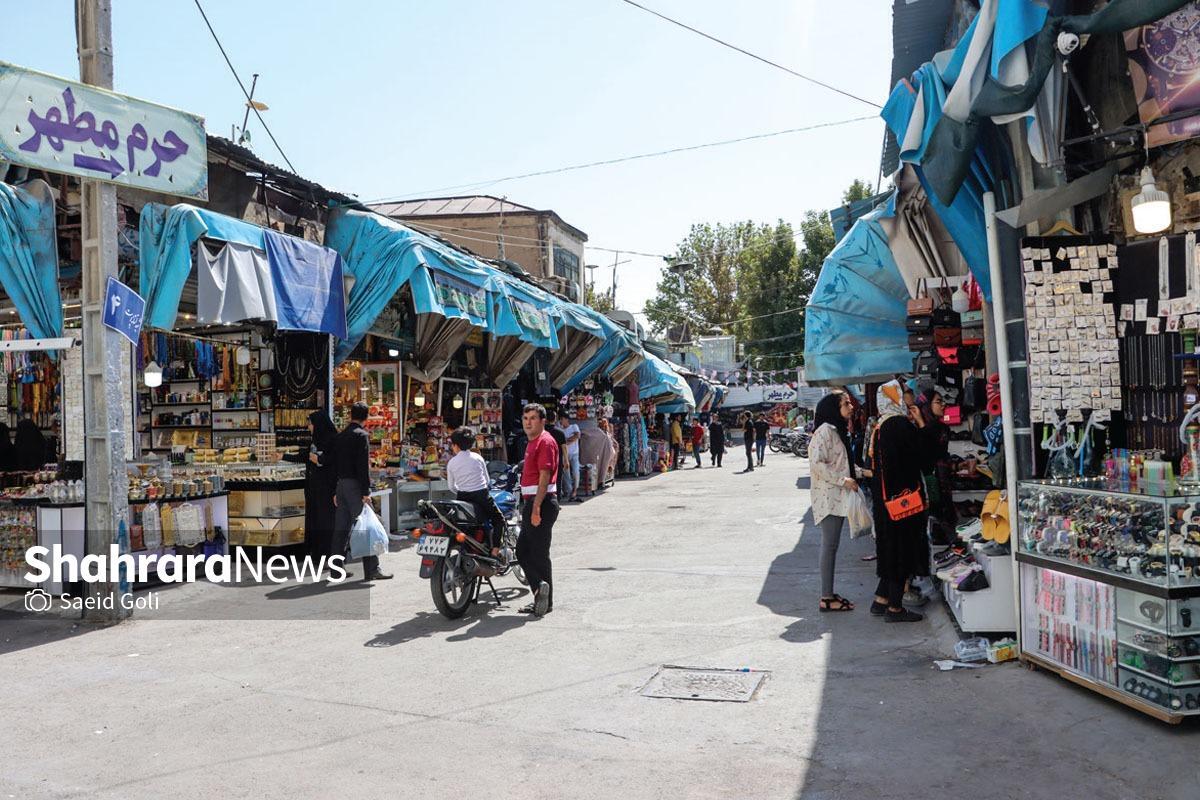 نقشه‌های قدیمی را که نگاه می‌کنیم، می‌بینیم بازار‌ها دور تا دور حرم مطهر را در چنبره خودشان گرفته‌اند. بازار‌ها رگ‌های پرپیچ‌و‌خمی بوده‌اند که بافت شهر را به جغرافیای قدسی حرم مطهر پیوند می‌داده‌اند.