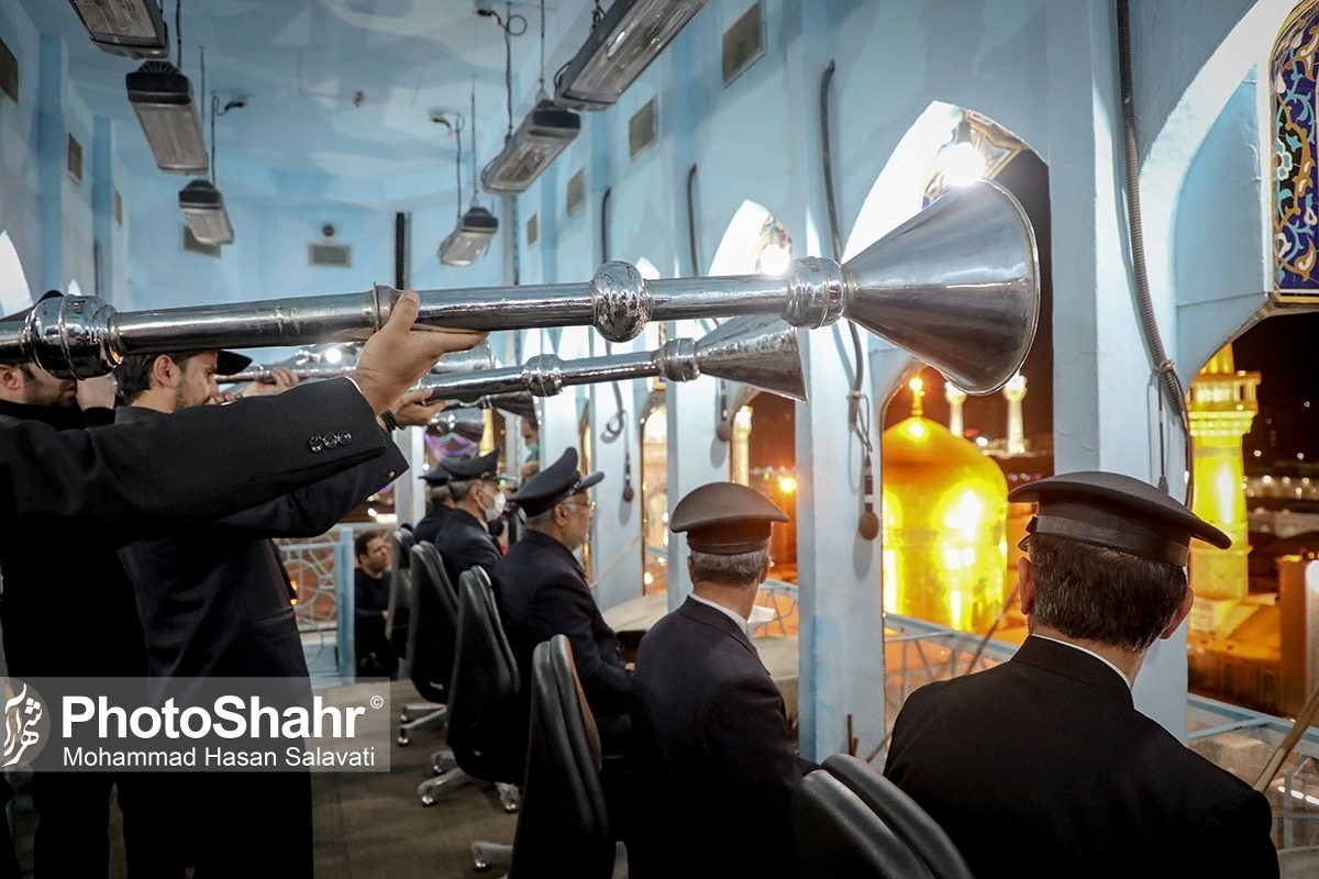 از ساعتی دیگر و بعد از دوماه نقاره خانه حرم مطهر رضوی بازخواهد شد و صدای نقاره‌ها در دل صحن‌ها می پیچید. صبح امروز نیز و پس از ۶۳ روز سیاه‌پوشی و عزاداری محرم و صفر و ایام شهادت امام رضا(ع) امروز  در طلوع  سومین روز ماه ربیع الاول پرچم مشکی گنبد مطهر تعویض شد.