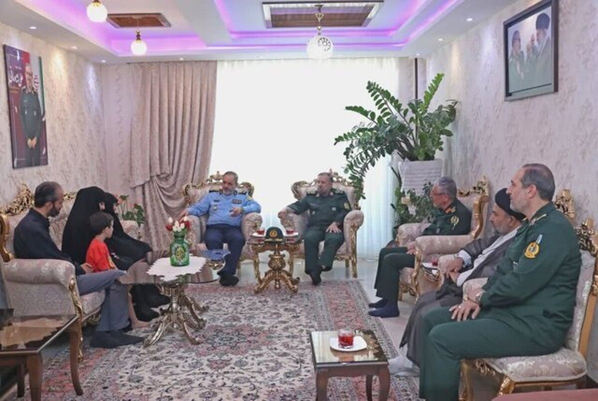 وزیر دفاع به دیدار خانواده شهید سپهبد علی شادمانی رفت