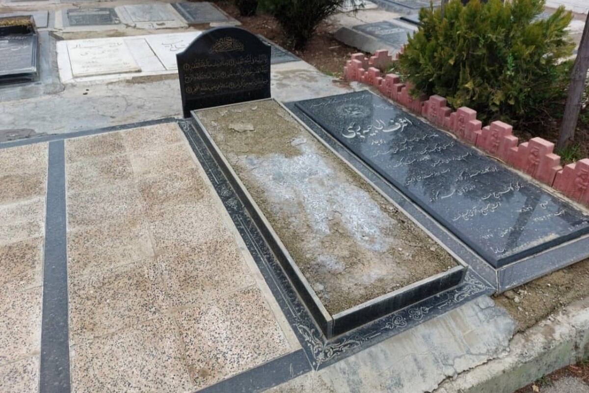 سارق سنگ قبر‌های بهشت زهرا (س) تهران بعد از دستگیری گفت: دور سنگ قبر‌ها را میتراشیدیم و پلاستیک می‌کشیدیم و می‌بردیم؛ هفت فقره این سرقت را انجام دادم و هر سنگ‌قبر را بعد از تراشیدن نوشته روی آن؛ حدود سه الی چهار میلیون می‌فروختم. سنگ‌هایی را که راحت‌تر از جایش درمی‌آمد هدف سرقت قرار می‌دادیم و یک بار هم از قطعه هنرمندان سنگ‌قبر یک هنرمند را سرقت کردیم.