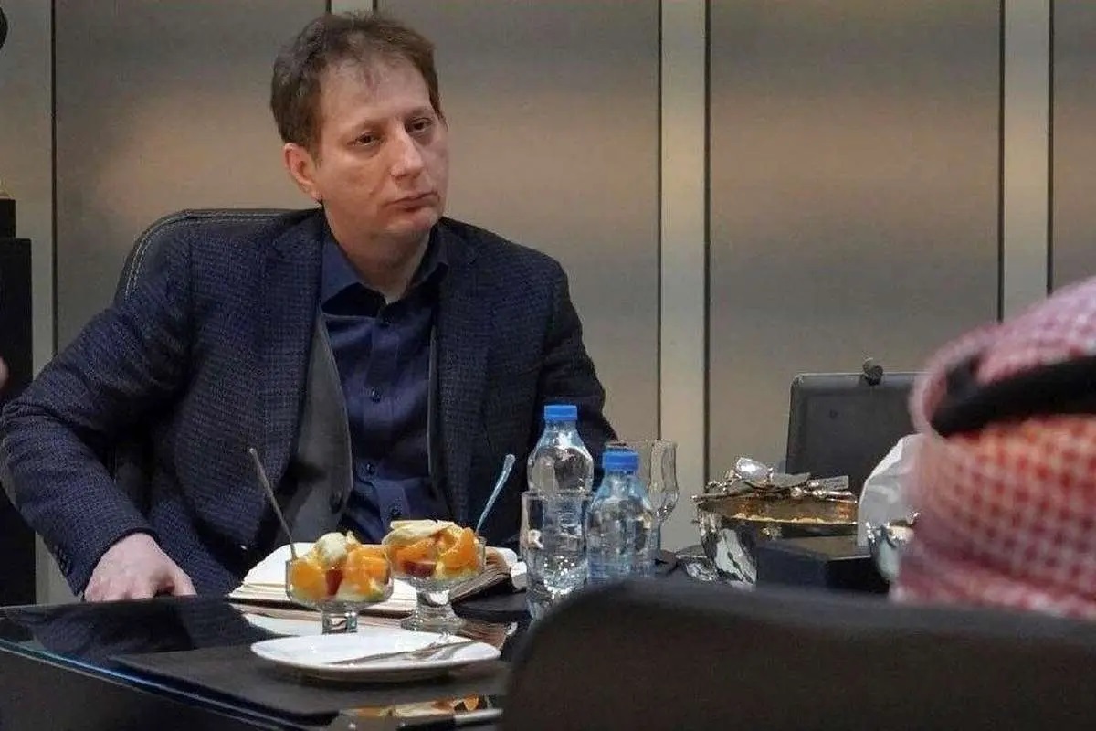 بابک زنجانی در اظهاراتی تکان‌دهنده ادعا کرد: «قصد دارم طلا را بدون حباب ۳۰ درصدی به مردم بفروشم، اما رئیس کل بانک مرکزی با ارسال نامه‌ای به قوه قضاییه، مانع این اقدام شده است!» این ادعا در حالی مطرح می‌شود که بازار طلای ایران در آشفتگی به سر می‌برد و مردم برای خرید باید هزینه اضافی بپردازند.