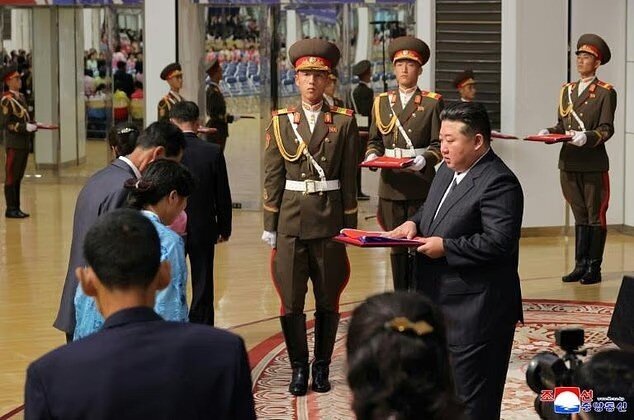 رهبر کرهشمالی از خانوادههای سربازان کشتهشده در جنگ اوکراین تقدیر کرد رهبر کرهشمالی از خانوادههای سربازان کشتهشده در جنگ اوکراین تقدیر کرد