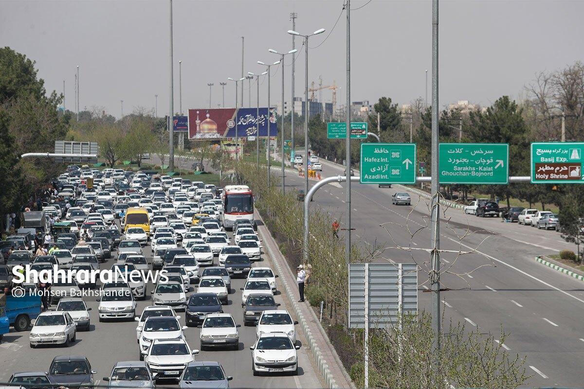 رئیس اداره مدیریت راه‌های اداره کل راهداری و حمل و نقل جاده‌ای خراسان رضوی گفت: مرداد ماه امسال و همزمان با ایام صفر، تردد بیش از ۲ میلیون و ۷۴۴ هزار وسیله نقلیه در مبادی ورودی و خروجی این استان ثبت شده که نسبت به مدت مشابه سال قبل ۱۲ درصد رشد داشته است.  