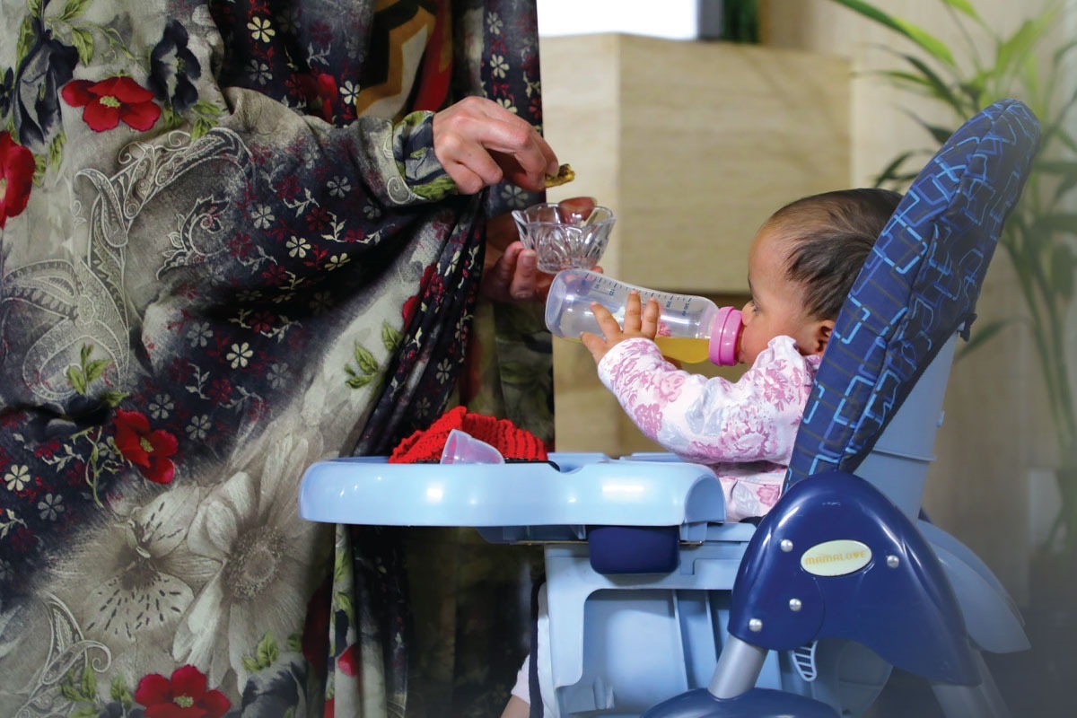 فرزندخواندگی به این سادگی‌ها نیست. درباره واگذاری کودک به خانواده ها، آیین نامه و قانون وجود دارد. کسی که بخواهد فرزندی را به سرپرستی قبول کند، باید پاره‌ای فرایند‌های قانونی را طی کند.