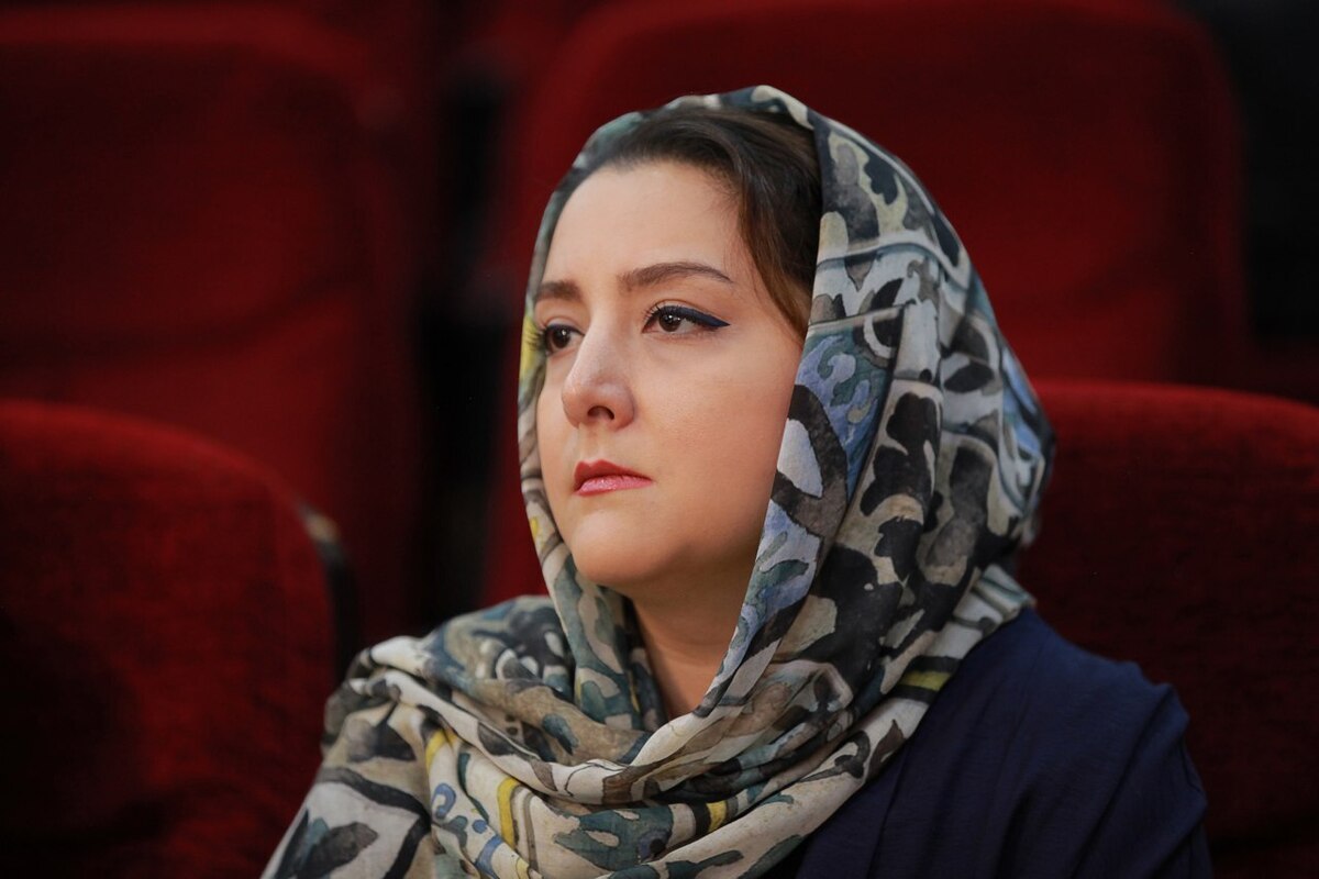 الهام فلاح نوشتن را با داستان‌های بزرگسال آغاز کرد؛ اما وقتی نگاه پسرش دنیای تازه‌ای پیش روی او گذاشت، مسیرش به ادبیات کودک و نوجوان کشیده شد.
او معتقد است نوشتن برای این گروه سنی سخت‌تر است، چون باید زاویه دید را تغییر داد و با چشم‌های یک کودک جهان را دید. تجربه‌ای که برای خودش تمرینی تازه و راهی برای قدرتمندتر شدن است.
از دغدغه‌ی حیوان‌دوستی تا چالش صداقت در روایت، فلاح باور دارد کتاب به بچه‌ها کمک می‌کند زندگی‌های گوناگون را تجربه کنند؛ تجربه‌هایی که شاید در دنیای واقعی تنها یک‌بار فرصت زیستن‌شان باشد.