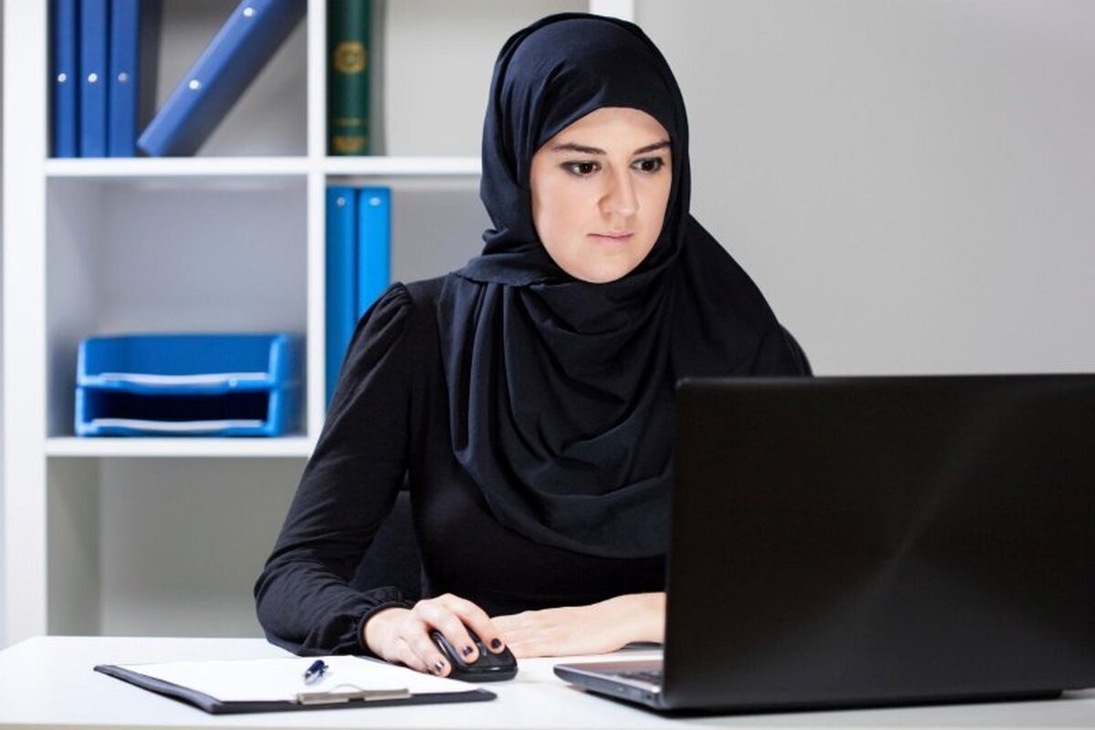 در عصر استقلال و موفقیت زنان، پدیده‌ای متناقض ذهن‌ها را درگیر کرده است: چرا زنان تحصیل‌کرده، بیش از دیگران از فرسودگی عاطفی در روابط شخصی سخن می‌گویند؟ پژوهش‌های روان‌شناسی و جامعه‌شناسی نشان می‌دهد این تجربه فردی نیست، بلکه ریشه در ساختار‌های اجتماعی و فشار‌های چندلایه دارد که به «بار مضاعف» در زندگی آنها تبدیل شده است.