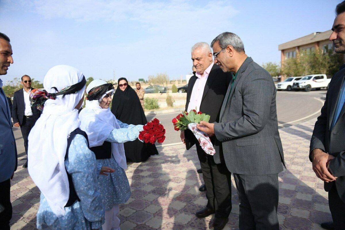 غلامحسین مظفری، استاندار خراسان رضوی به همراه رضوان حکیم زاده، معاون آموزش ابتدایی وزارت آموزش و پرورش و جمعی از مسئولان استانی به شهرستان مرزی تایباد سفر کرد.