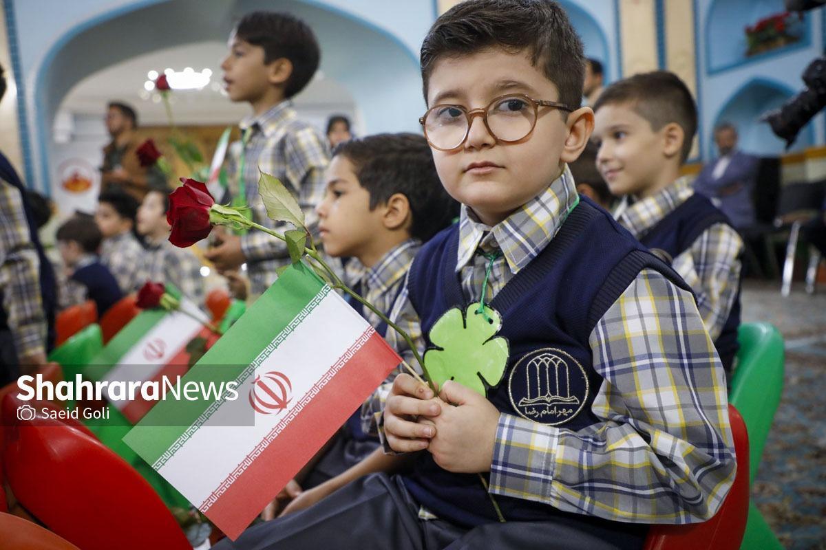 صبح امروز، اول مهرماه ۱۴۰۴، سال تحصیلی جدید هم‌زمان با سراسر کشور در مشهد آغاز شد و دانش‌آموزان مشهد پشت میز در کلاس‌های درس آموختن را آغاز کردند.