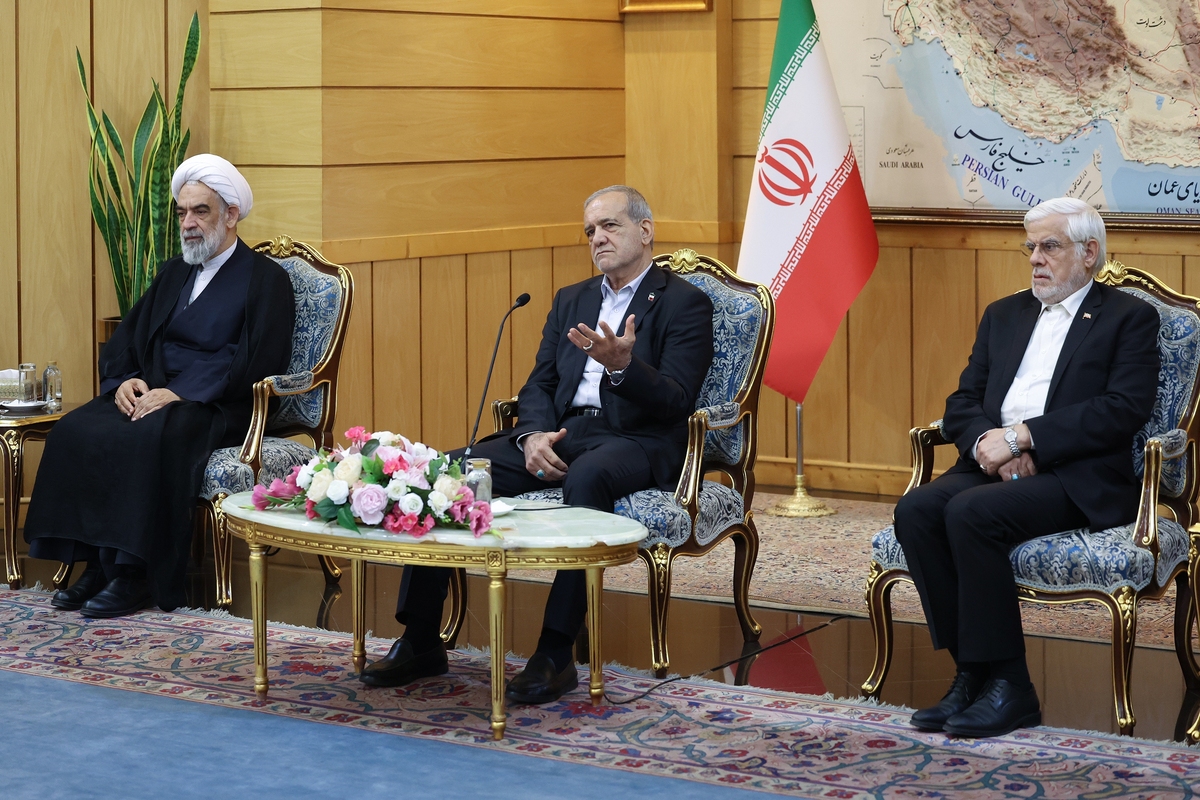 رئیس‌جمهور پیش از عزیمت به نیویورک، اهداف و برنامه‌های این سفر را تشریح کرد و گفت: مواضعمان را بر اساس صلح و امنیت در سازمان ملل اعلام می‌کنیم.