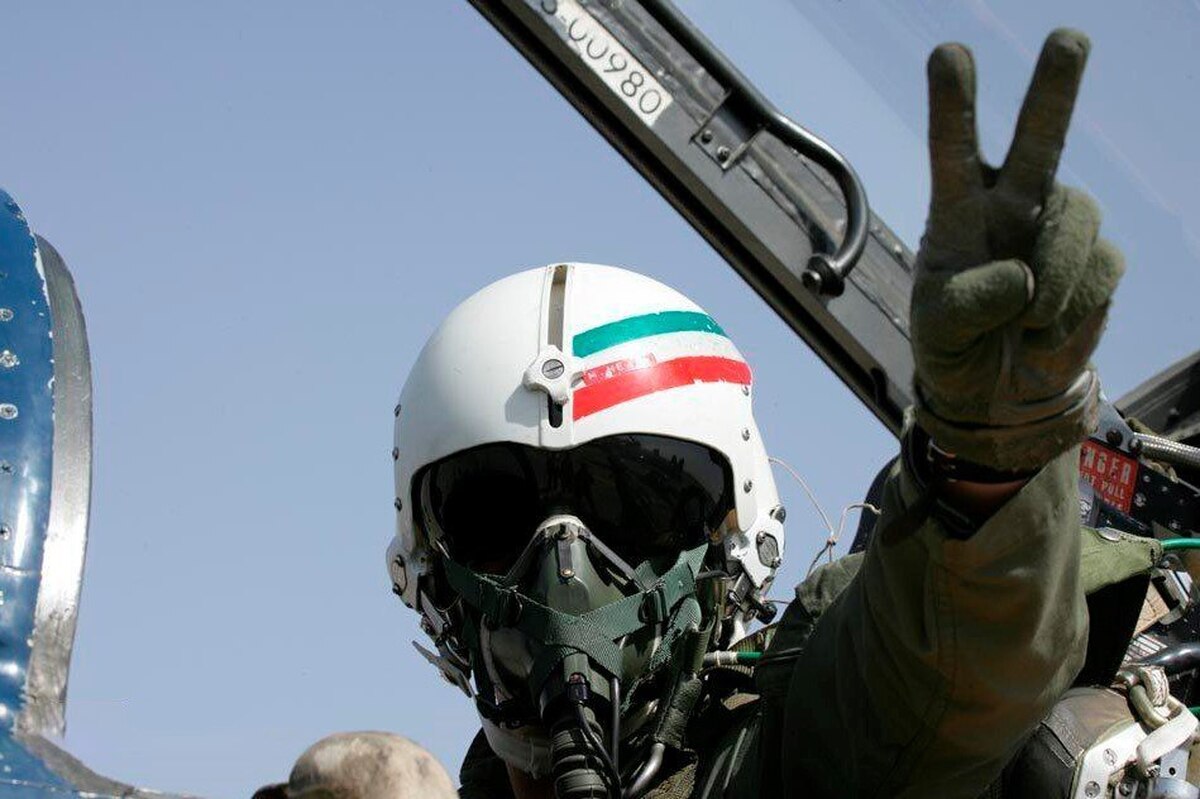 در ساعات ابتدایی پس از حمله گسترده ارتش بعث عراق علیه کشورمان، خلبانان ارتش جمهوری اسلامی ایران، به مواضع دشمن یورش برده و دو پایگاه هوایی عراق را منهدم ساختند.