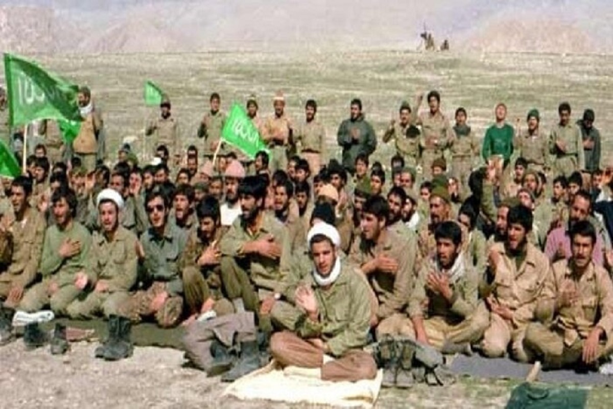 در هفته دفاع مقدس، یاد و خاطره شهید غلامعلی رجبی جندقی، مداح جبهه‌ها، بار دیگر زنده می‌شود؛ چهره‌ای معنوی که با صدای روضه و عشق به سیدالشهدا(ع)، روحیه رزمندگان را در جبهه‌ها تقویت کرد و سرانجام در عملیات مرصاد به شهادت رسید.