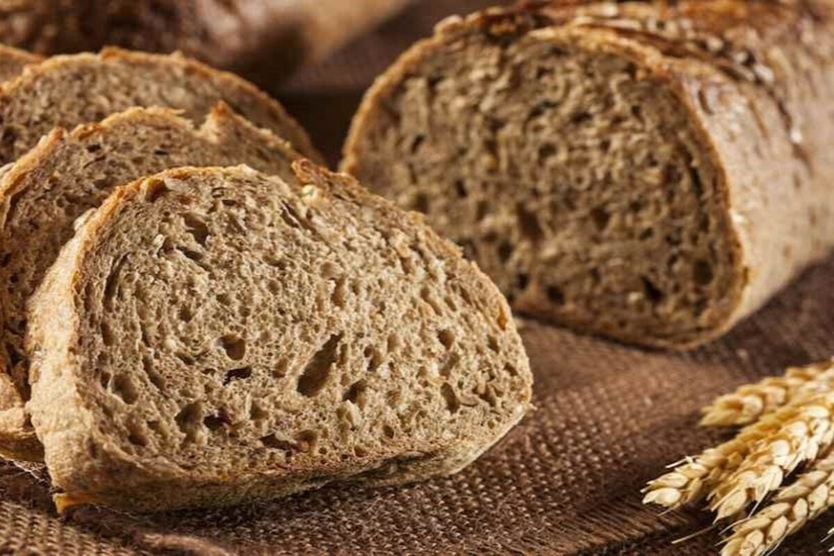 مدیر سلامت محیط و کار معاونت بهداشت دانشگاه علوم پزشکی مشهد تأکید کرد: با توسعه نانوایی‌های عرضه‌کننده در مناطق محروم و کنترل قیمت، تلاش می‌کنیم دسترسی اقشار کم‌درآمد به این نان مغذی افزایش یابد و تأثیر مثبت آن بر رژیم غذایی خانواده‌ها ملموس شود.