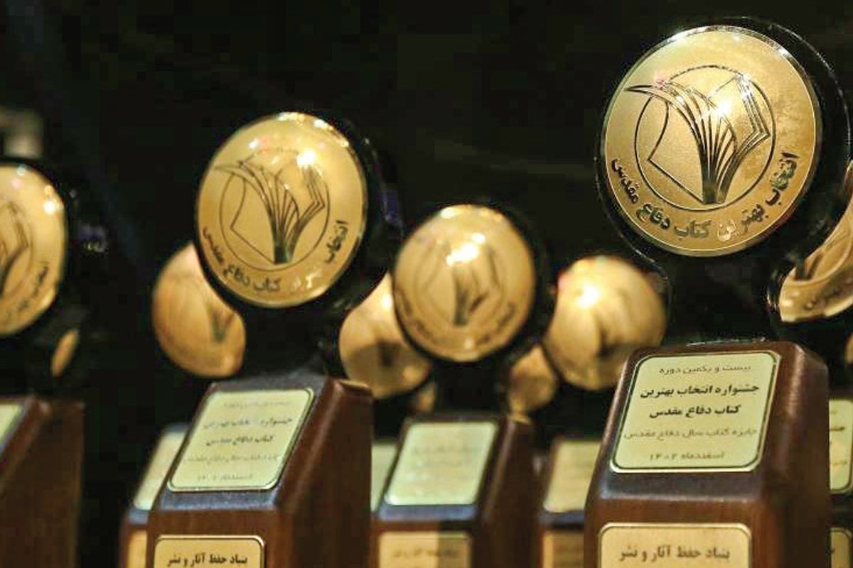 جنگ از موضوع‌هایی است که نویسندگان در سراسر جهان به آن توجهی ویژه داشته‌اند و شماری از شاخص‌ترین رمان‌های تاریخ ادبیات آثاری هستند که جنگ و عوارض آن را دست مایه قرار داده‌اند.