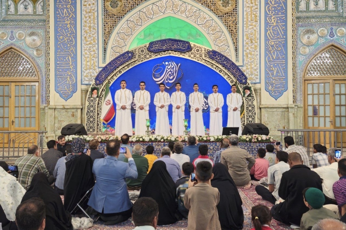 گروه‌های سرود مشهدی و کشوری در ویژه‌برنامه «نغمه‌های فتح» به مناسبت هفته دفاع مقدس در حرم مطهر رضوی حضور یافته‌اند و رشادت‌های هشت‌ساله رزمندگان و غرور ایرانی را فریاد می‌زنند.