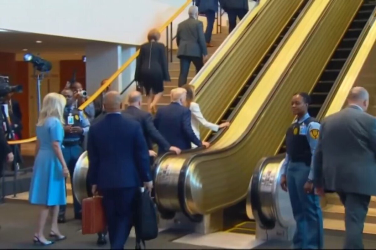 دونالد ترامپ رئیس‌جمهوری آمریکا و همسرش هنگام بالارفتن از پله‌ها برای حضور در مجمع عمومی سازمان ملل متحد، با توقف عملکرد پله برقی مواجه شدند.