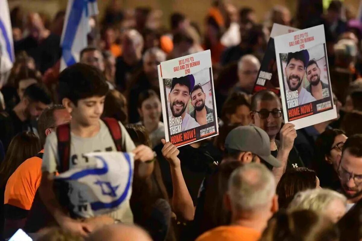 همزمان با سفر نخست‌وزیر رژیم صهیونیستی به نیویورک برای شرکت در مجمع عمومی سازمان ملل، برخی از خانواده‌های اسیران اسرائیلی تصمیم گرفتند با سفر به آمریکا، اعتراضات خود را در نیویورک ادامه مقابل محل اقامت نتانیاهو ادامه دهند تا صدای اعتراضشان شنیده شود.