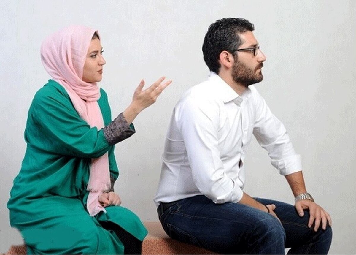 روابط قوی در کوره چالش‌ها ساخته می‌شوند. وقتی همسرتان عصبانی است، واکنش شما می‌تواند تعیین‌کننده باشد. با رعایت این نکات کلیدی، نه تنها می‌توانید به آرام کردن او کمک کنید، بلکه پیوندتان را نیز مستحکم‌تر خواهید کرد. بیاموزید چگونه در لحظات پرفشار، آرامش را به رابطه‌تان بازگردانید.