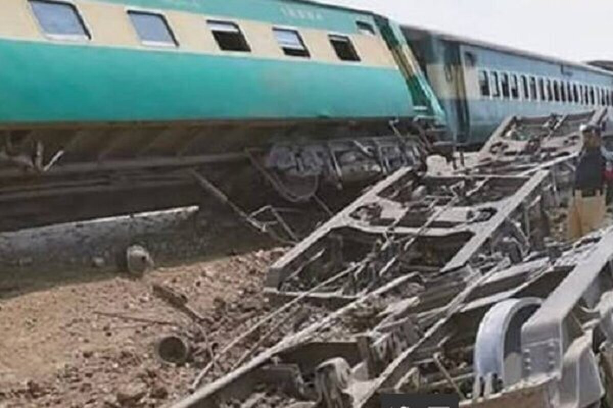رسانه‌ها از حمله به یک قطار مسافربری در بلوچستان پاکستان با استفاده از یک بمب دست‌ساز خبر می‌دهند.