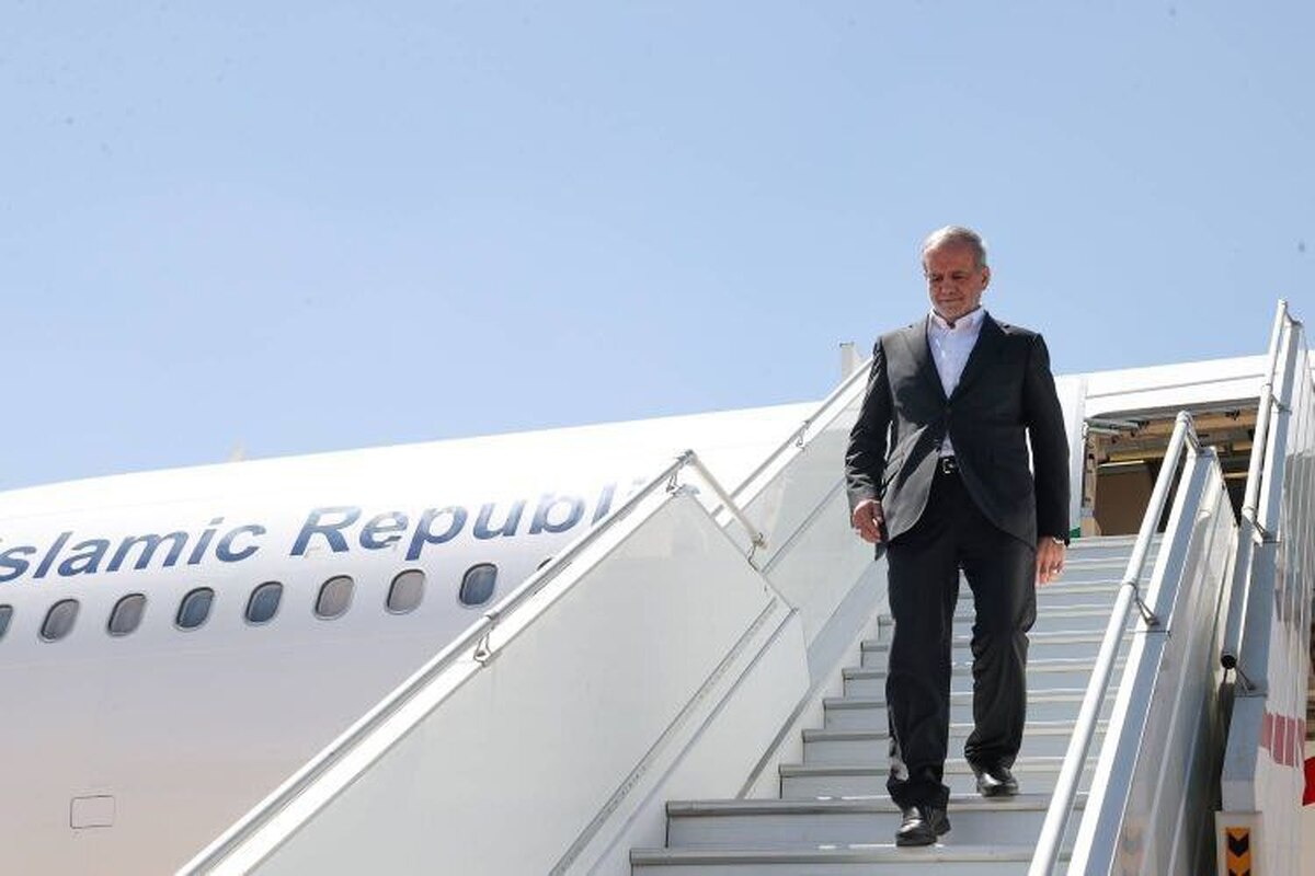 رئیس جمهور در دهمین مقصد سفر‌های استانی، دقایقی قبل با استقبال نماینده ولی فقیه در استان و امام جمعه بندرعباس، استاندار هرمزگان و جمعی از مقامات محلی وارد بندرعباس شد.