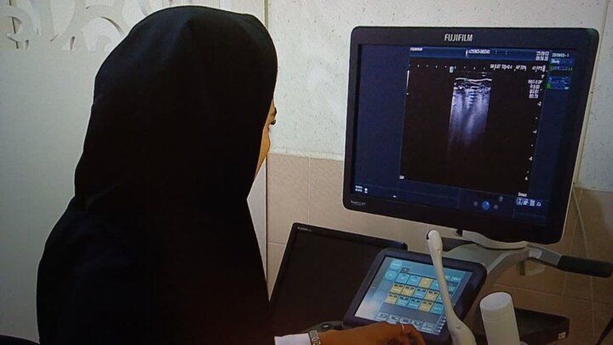 یک متخصص زنان و زایمان دانشگاه علوم پزشکی کاشان گفت: غربالگری سرطان سینه به‌طور معمول از ۴۰ سالگی آغاز می‌شود، اما برای بانوانی که دارای سابقه خانوادگی این بیماری هستند، شروع این روند از ۳۰ سالگی ضروری است.