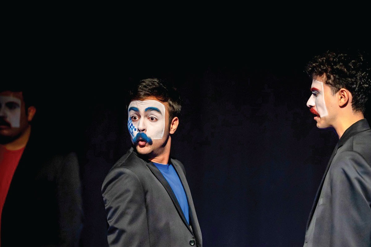 تماشای «صندلی» تجربه‌ای است که با وجود سادگی فرم و طنز موقعیت، پرسش‌های فلسفی و اجتماعی عمیقی را پیش می‌کشد. این نمایش نشان می‌دهد چگونه میل فردی و منازعه جمعی بر سر یک ابژه می‌تواند نه به تحقق خواسته ها، بلکه به نابودی همان ابژه بینجامد.