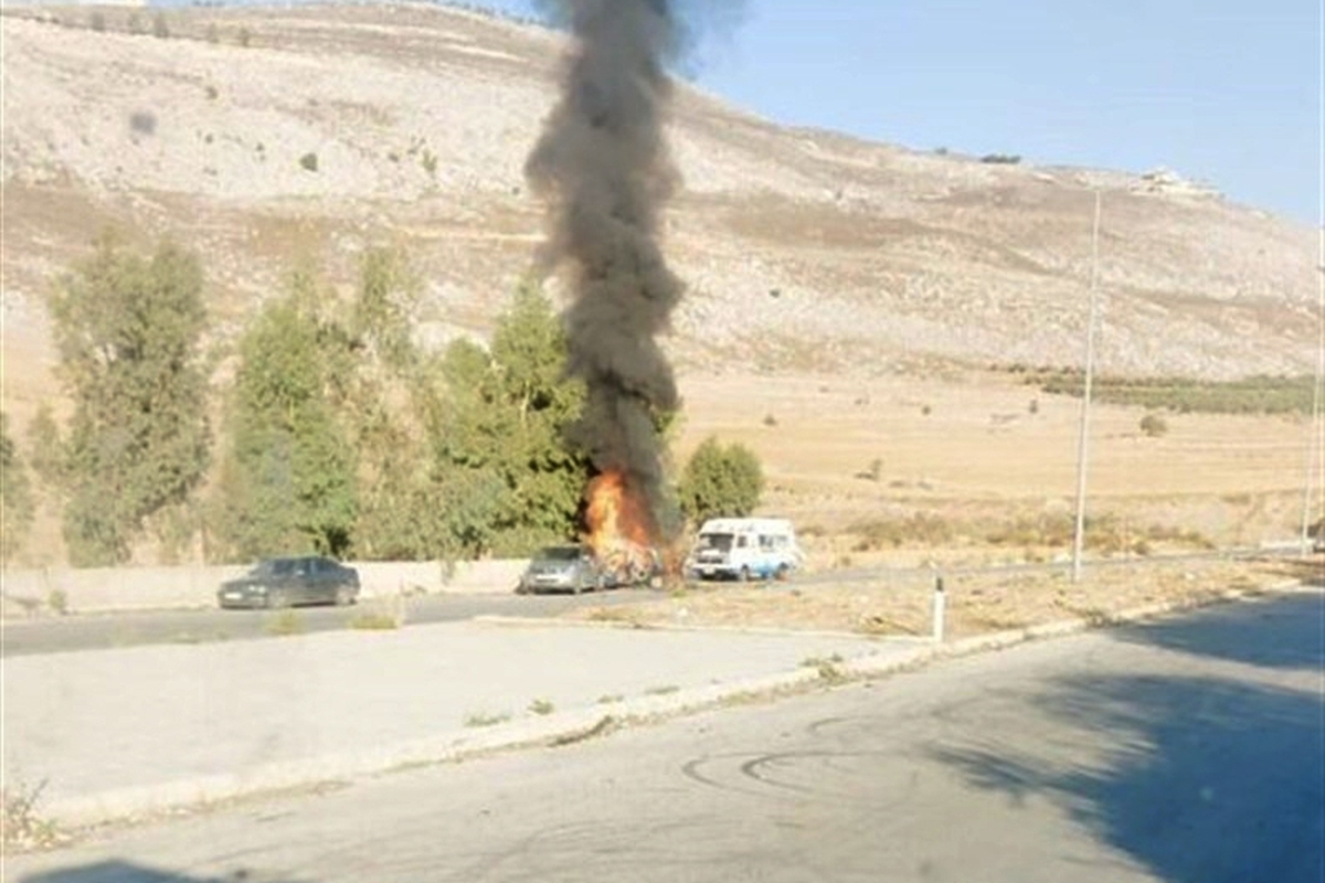 منابع لبنانی از شهید و زخمی شدن ۳ نفر در حمله پهپادی ارتش صهیونیستی به یک خودرو در جاده الخردلی-الجرمق در جنوب لبنان خبر دادند.