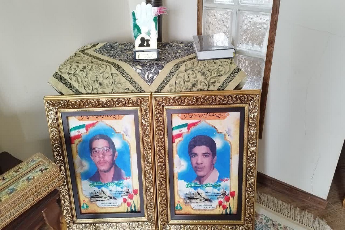 در کوچه‌های محله عبادی مشهد، دو برادر ساده و بی‌ادعا، «سیدمهدی و سیدهادی مشتاقیان»، راهی را آغاز کردند که پایانش بهشت بود؛ مسیری از خدمت در محله و مسجد تا شهادت در جبهه‌های دفاع مقدس.