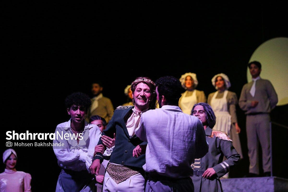 آرمان صفری، بازیگر تئاتر، می‌گوید: ممارست و تداوم در تمرین و تحلیل نقش به بازیگر کمک می‌کند تنوع داشته باشد و دچار تکرار نشود، چون تکرار برای بازیگر بسیار ترسناک است.