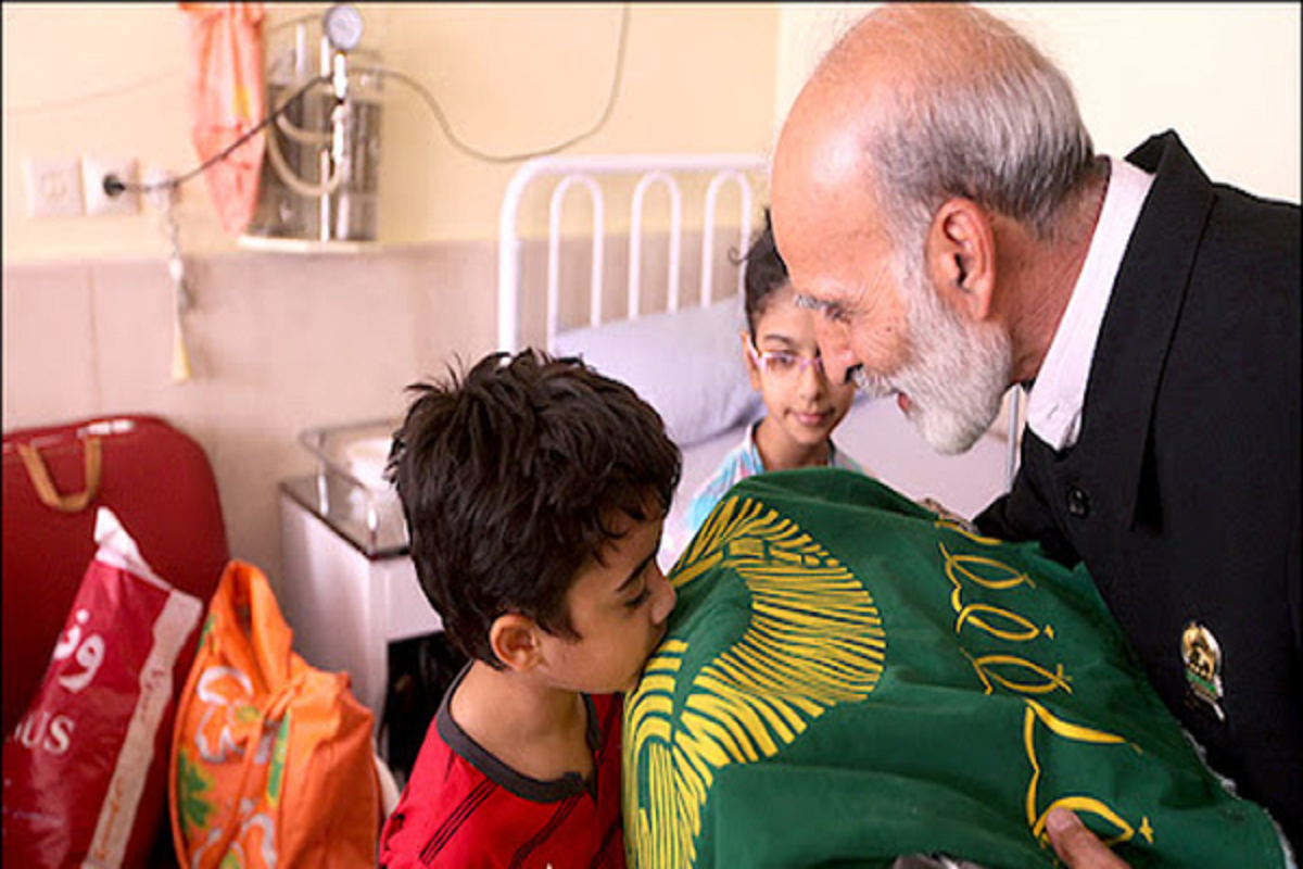 خادمان کفشداری حرم نورانی امام رضا (ع) در اقدامی زیبا به عیادت کودکان بیمار رفتند.