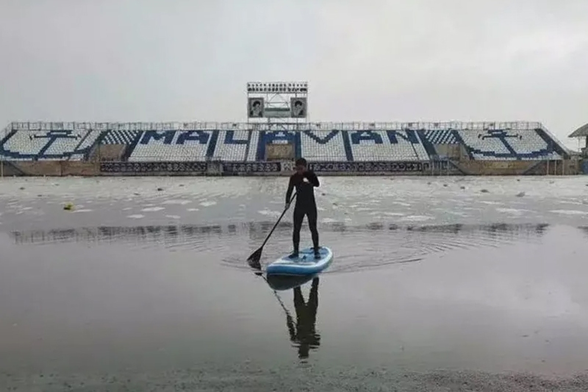 دیدار تیم‌های خیبر خرم آباد و ملوان بندانزلی به دلیل بارش شدید باران لغو شد.