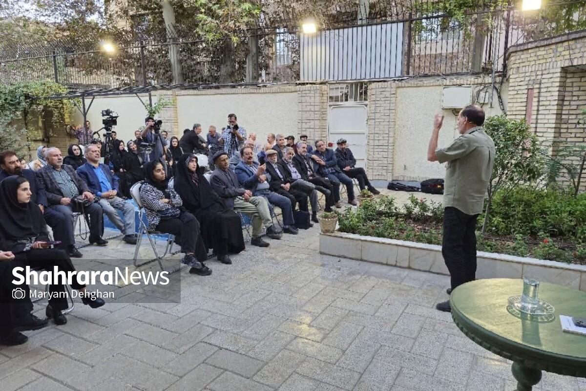 عبدالجبار کاکایی گفت: شعر به زبان محاوره رایج‌ترین شکل برای اتصال به دنیای موسیقی و ترانه است؛ چراکه ما با این زبان، زندگی می‌کنیم که با انتقال محبت و انتقال عواطف و آموزه‌های دینی و مذهبی ما نیز مغایرتی ندارد. 