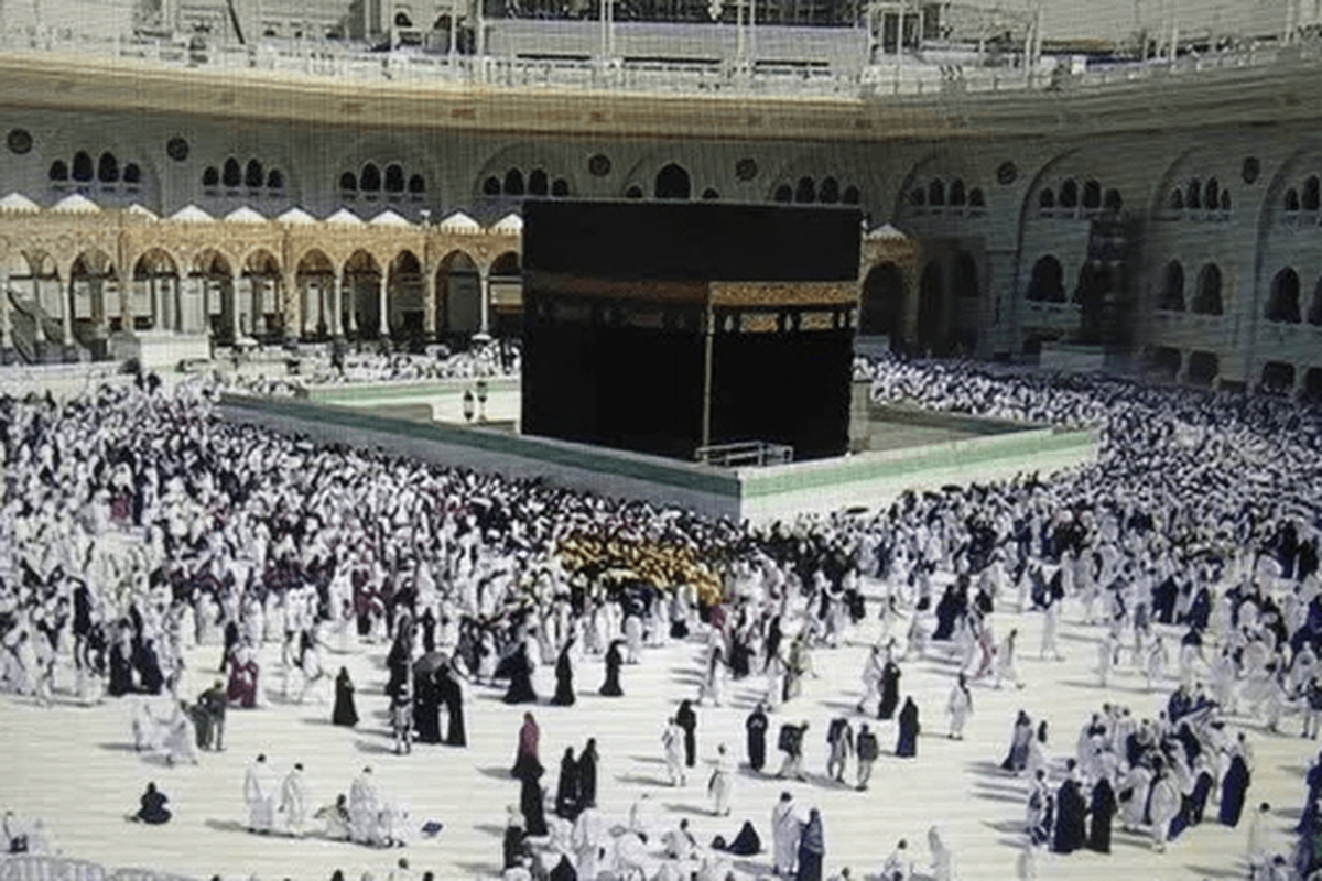 سعودی‌ها پیش‌تر دسترسی به کعبه را تنها برای چند ساعت محدود می‌کردند، اما اکنون حصارهایی در اطراف خانه خدا نصب شده که زمان برداشته شدن آن هنوز نامعلوم است.