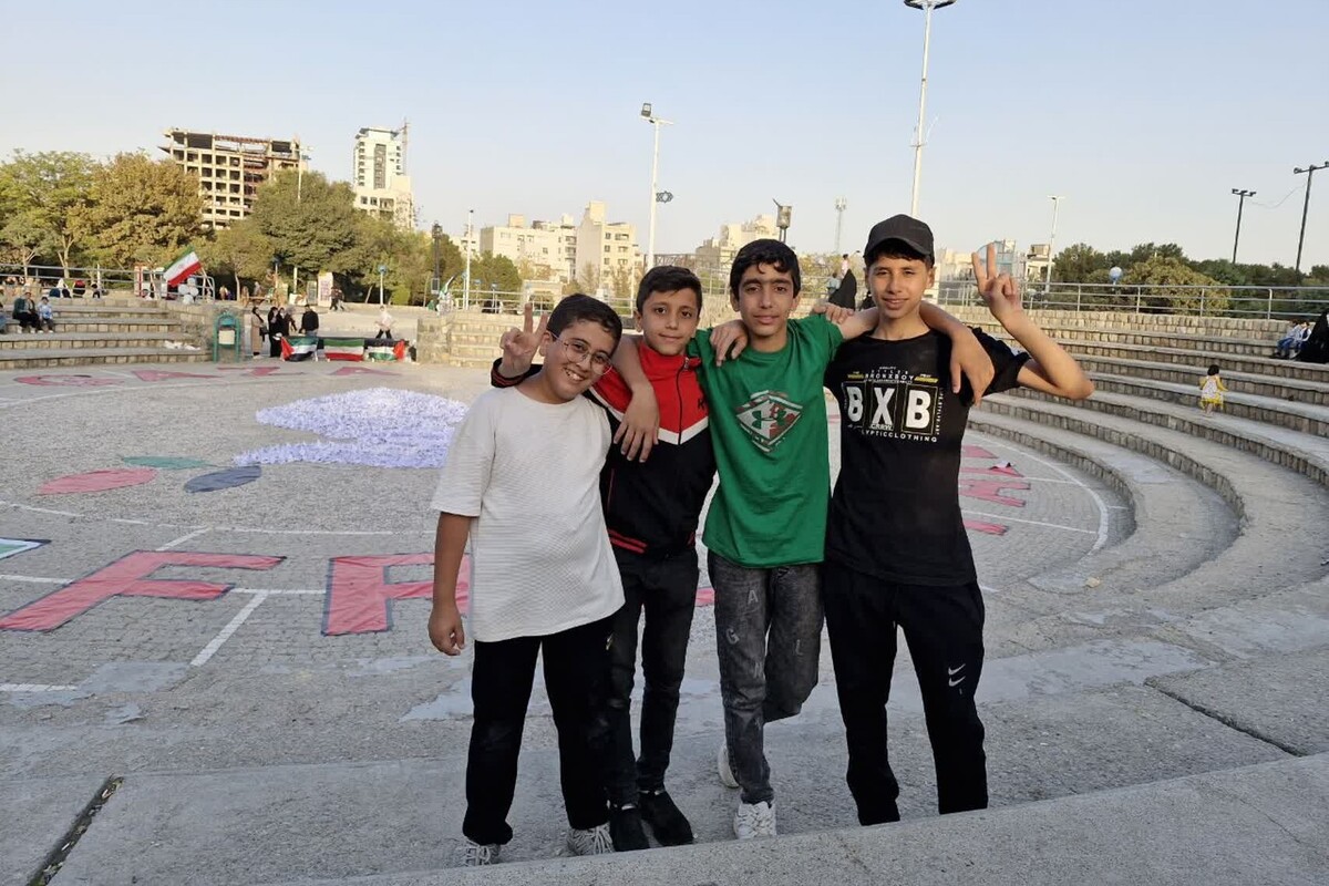 پویش مردمی «جهان، کودکان را ببین» با شعار «زندگی حق کودکان غزه است»، با ساخت نمادین چهار هزار دُرنا (پرنده امید و زندگی) در بوستان کوهسنگی مشهد اجرا شد.