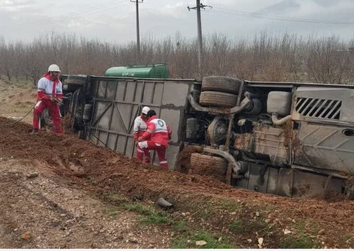 سخنگوی سازمان اورژانس استان تهران از سقوط یک دستگاه اتوبوس به ته دره در جاده دماوند و مصدوم شدن حدود ۲۰ مسافرش، خبر داد.