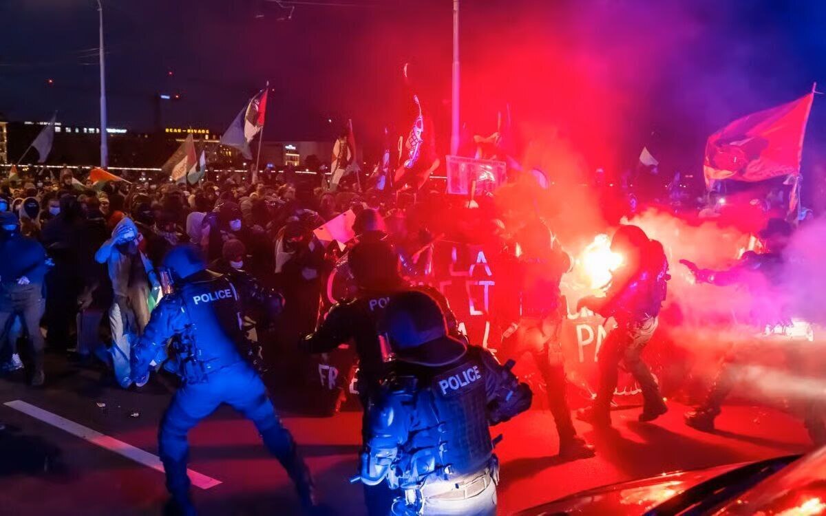 پلیس سوئیس با معترضان حامی فلسطین در شهر ژنو درگیر شد و برای متفرق کردن آنها از گاز اشک‌آور و خودروهای آبپاش استفاده کرد.