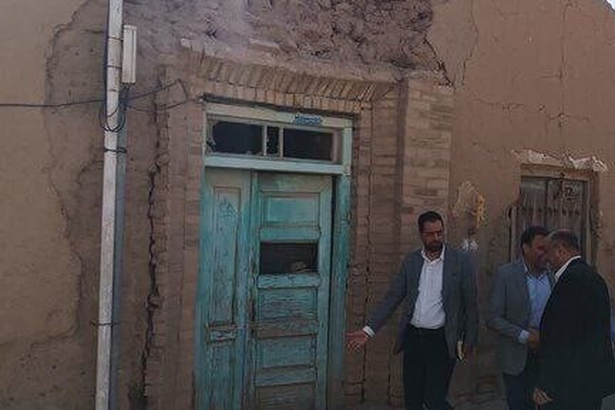 رئیس اداره میراث‌فرهنگی، گردشگری و صنایع‌دستی اردستان از آسیب‌دیدگی حدود ۳۰ بنای تاریخی این شهرستان بر اثر زلزله شب گذشته در این شهرستان خبر داد.