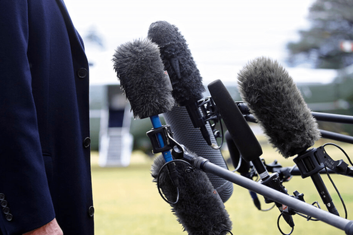 بر اساس تازه‌ترین نظرسنجی گالوپ، تنها ۲۸٪ از آمریکایی‌ها به رسانه‌های جمعی اعتماد دارند که پایین‌ترین سطح در تاریخ این کشور به شمار می‌رود و کاهش مداوم اعتماد در میان تمام گرایش‌های سیاسی را نشان می‌دهد.