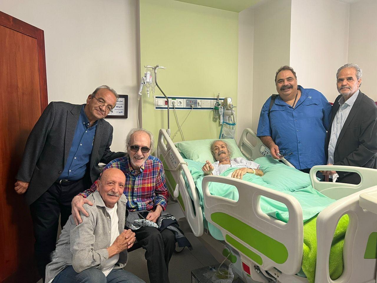 جمعی از چهرههای سینما و تلویزیون در عیادت سعید پیردوست + عکس جمعی از چهرههای سینما و تلویزیون در عیادت سعید پیردوست + عکس