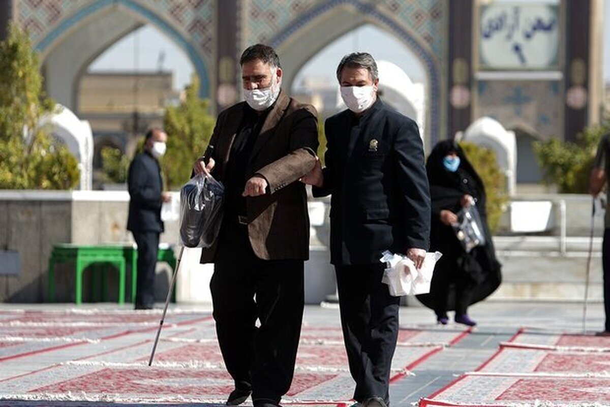 خدمات ویژه خادمان حرم مطهر امام‌رضا(ع) به زائران نابینا